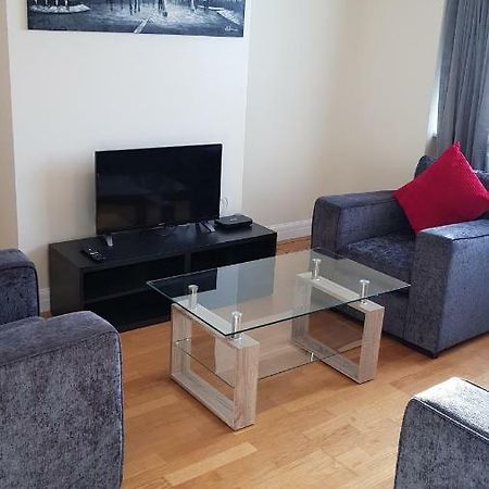 Elegant And Spacious 2 Bedroom Барнет Екстериор снимка