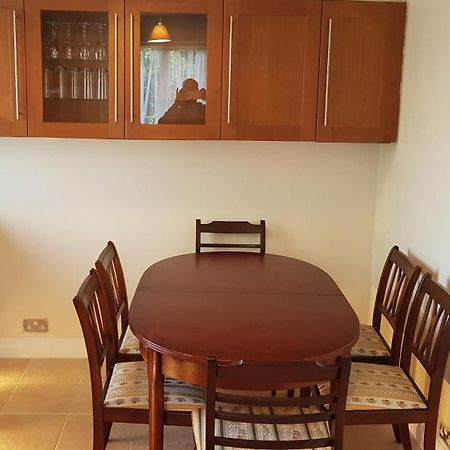 Elegant And Spacious 2 Bedroom Барнет Екстериор снимка