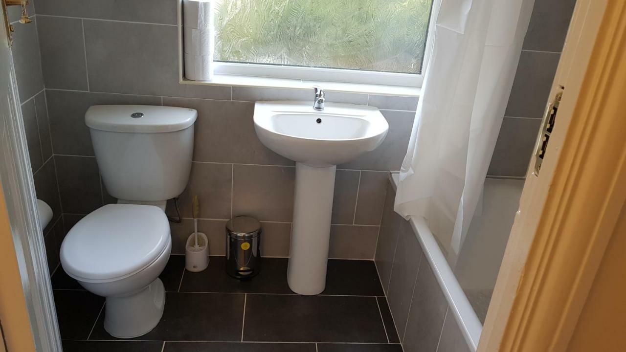 Elegant And Spacious 2 Bedroom Барнет Екстериор снимка