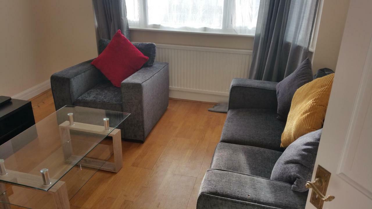 Elegant And Spacious 2 Bedroom Барнет Екстериор снимка