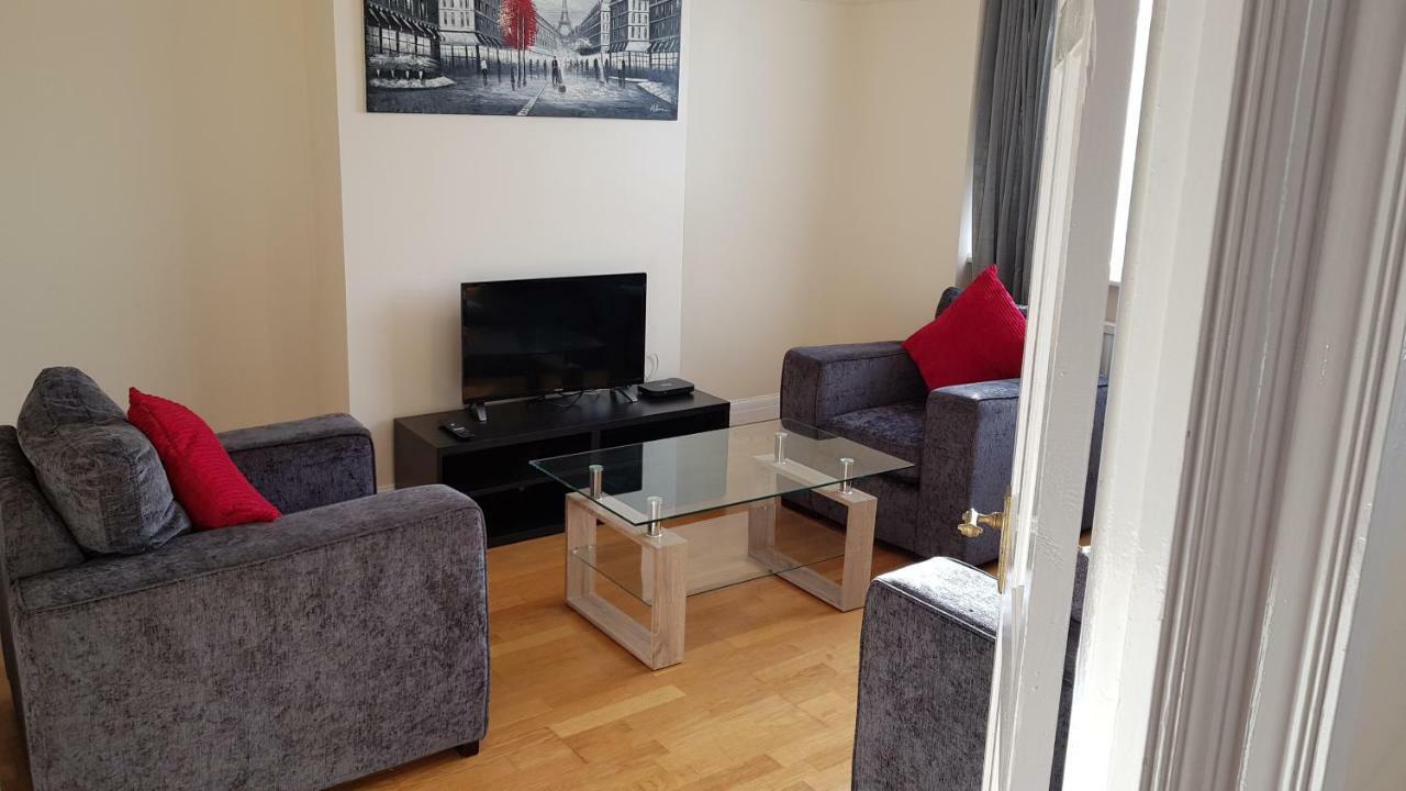 Elegant And Spacious 2 Bedroom Барнет Екстериор снимка