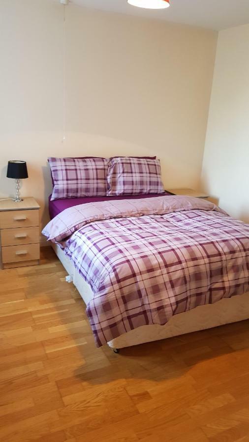 Elegant And Spacious 2 Bedroom Барнет Екстериор снимка