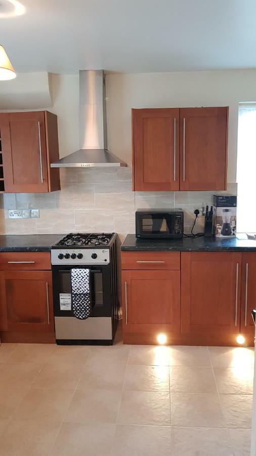 Elegant And Spacious 2 Bedroom Барнет Екстериор снимка