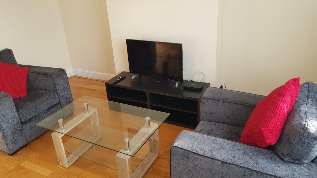 Elegant And Spacious 2 Bedroom Барнет Екстериор снимка