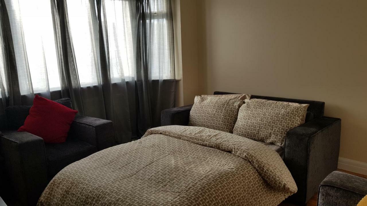 Elegant And Spacious 2 Bedroom Барнет Екстериор снимка