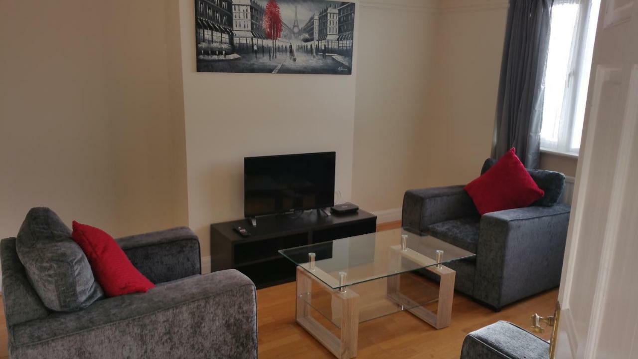 Elegant And Spacious 2 Bedroom Барнет Екстериор снимка