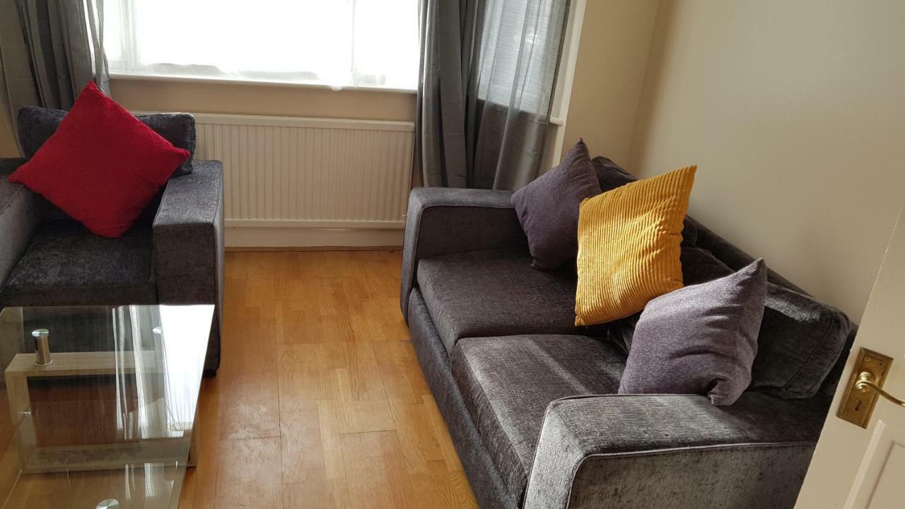 Elegant And Spacious 2 Bedroom Барнет Екстериор снимка