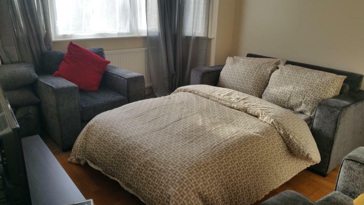 Elegant And Spacious 2 Bedroom Барнет Екстериор снимка