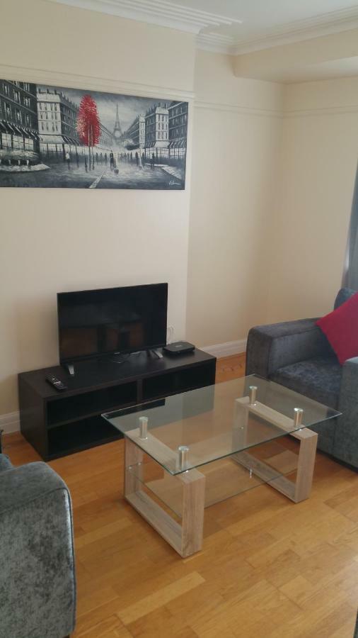 Elegant And Spacious 2 Bedroom Барнет Екстериор снимка