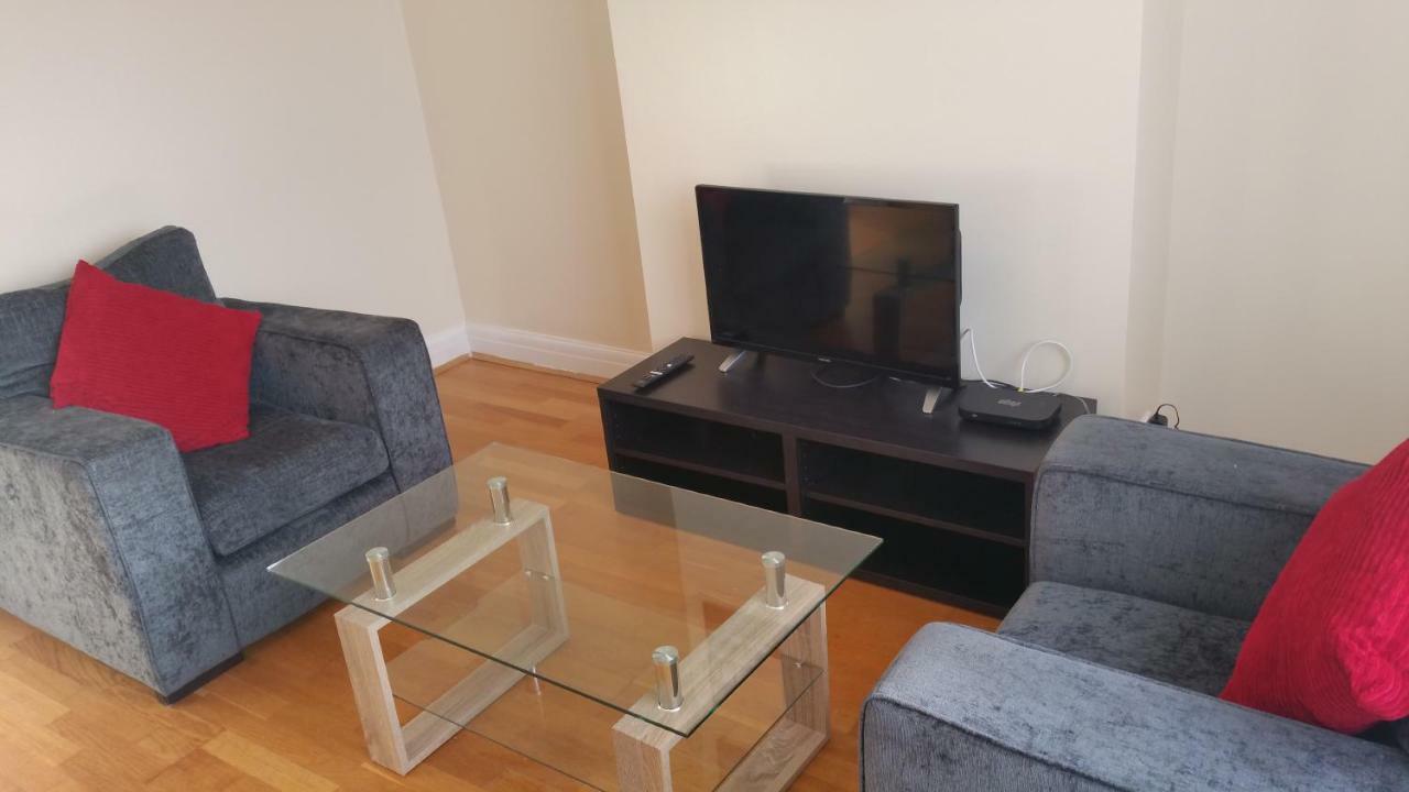 Elegant And Spacious 2 Bedroom Барнет Екстериор снимка