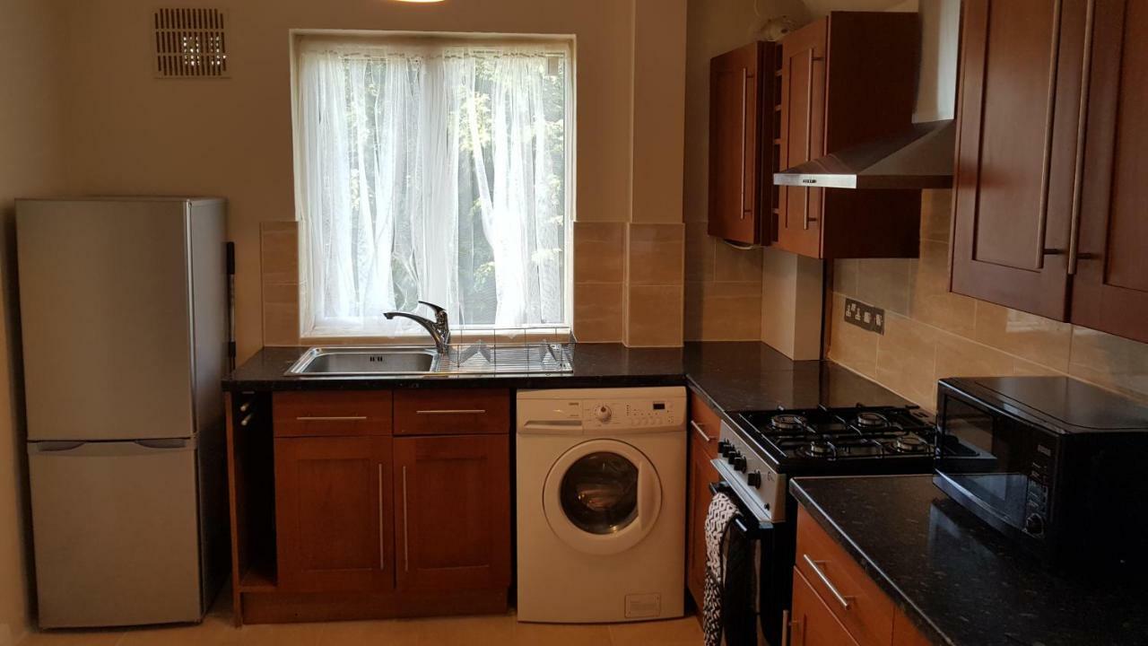 Elegant And Spacious 2 Bedroom Барнет Екстериор снимка