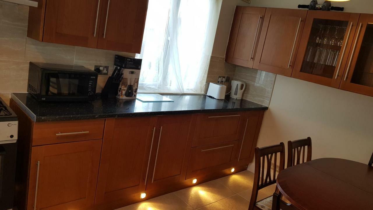 Elegant And Spacious 2 Bedroom Барнет Екстериор снимка