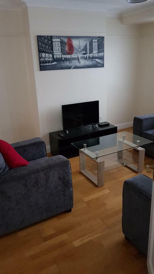 Elegant And Spacious 2 Bedroom Барнет Екстериор снимка